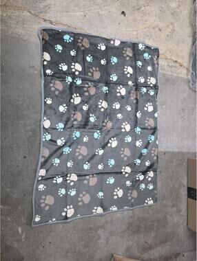 Soft Fleece Pet Blanket with Paw Print Design